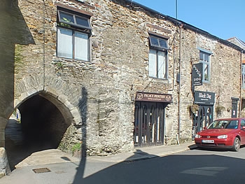 Photo Gallery Image - The ancient archway, Quay Street, Lostwithiel